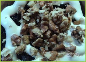 Салат с грецким орехом и черносливом - фото шаг 7