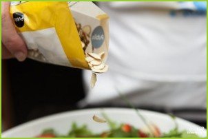 Салат с клубникой и рукколой - фото шаг 4