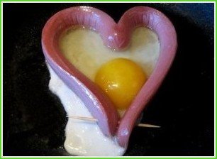 Яичница в сосиске сердечком - фото шаг 3