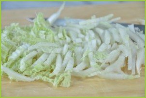 Простой салат из пекинской капусты - фото шаг 1
