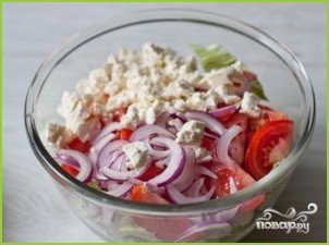 Салат из помидоров с фетой и базиликовой заправкой - фото шаг 4