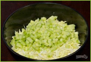 Салат с кукурузой и крабовыми палочками - фото шаг 2