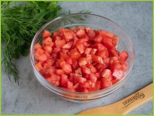 Салат с ветчиной, сухариками и помидорами - фото шаг 3