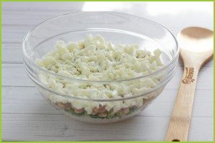 Слоеный салат с печенью трески - фото шаг 5