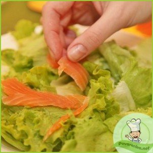 Зеленый салат с форелью - фото шаг 7