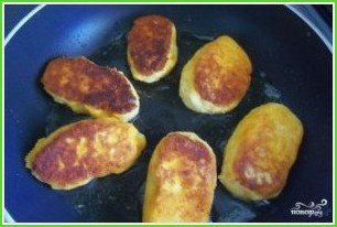 Картофельные котлеты в панировочных сухарях - фото шаг 4