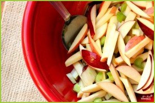 Салат из свежих яблок - фото шаг 4