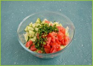Салат с капустой, огурцом и помидором - фото шаг 3