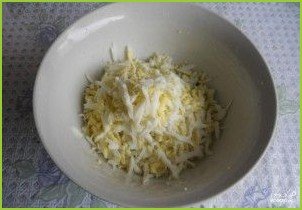 Сырный салат с чесноком - фото шаг 2
