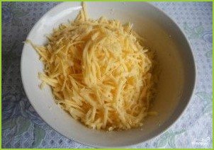 Сырный салат с чесноком - фото шаг 3