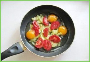 Яичница с летними овощами - фото шаг 5