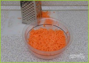 Морковный салат с сыром и чесноком - фото шаг 1