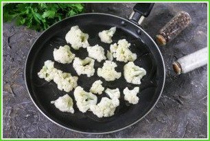 Омлет с цветной капустой на сковороде - фото шаг 4