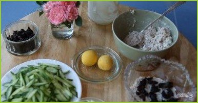 Салат из курицы новогодний с огурцом и черносливом - фото шаг 3