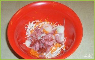 Салат из свежей капусты и копченой колбасы - фото шаг 4