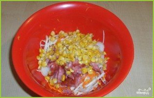 Салат из свежей капусты и копченой колбасы - фото шаг 5