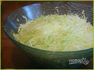 Салат из свежей капусты с чесноком - фото шаг 2