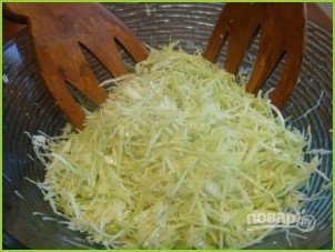Салат из свежей капусты с чесноком - фото шаг 5