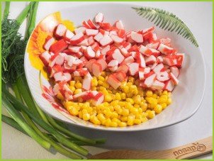 Салат с крабовыми палочками, кукурузой и сыром - фото шаг 2