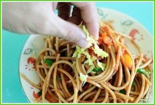 Спагетти с базиликом и помидорами - фото шаг 6