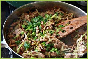 Азиатский салат со свининой и грибами - фото шаг 6