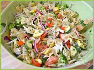 Летний салат с макаронами и овощами - фото шаг 8