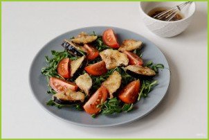 Салат с хрустящими баклажанами и помидорами - фото шаг 8