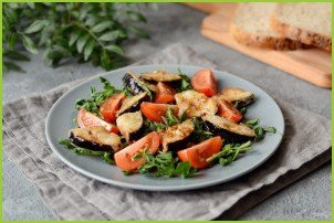 Салат с хрустящими баклажанами и помидорами - фото шаг 9
