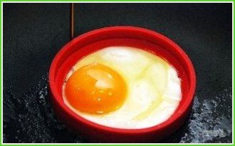 Жареные яйца с помидорами - фото шаг 4