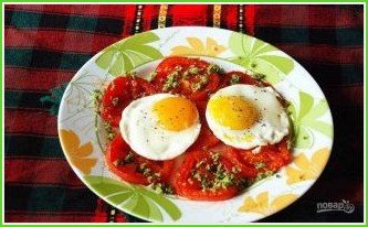 Жареные яйца с помидорами - фото шаг 5