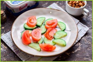 Греческий салат с сухариками и курицей - фото шаг 3
