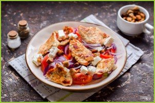 Греческий салат с сухариками и курицей - фото шаг 5
