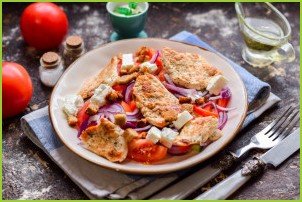 Греческий салат с сухариками и курицей - фото шаг 6