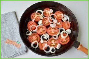  Яичница с помидорами и базиликом - фото шаг 2