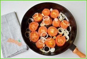  Яичница с помидорами и базиликом - фото шаг 3
