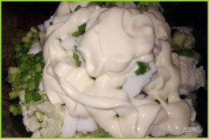 Простой салат из пекинской капусты и яиц - фото шаг 4