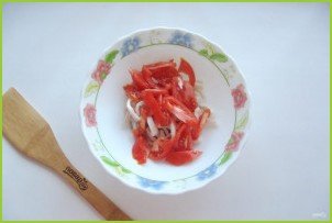 Салат из кальмаров с помидорами и сыром - фото шаг 4