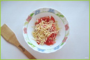 Салат из кальмаров с помидорами и сыром - фото шаг 5