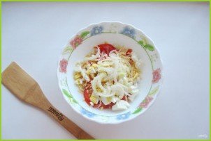 Салат из кальмаров с помидорами и сыром - фото шаг 7