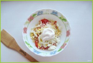Салат из кальмаров с помидорами и сыром - фото шаг 8