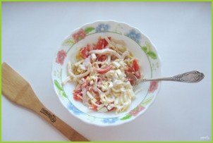 Салат из кальмаров с помидорами и сыром - фото шаг 9