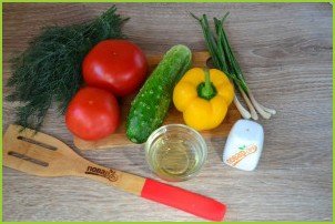Салат из помидоров, огурцов и перцев - фото шаг 1