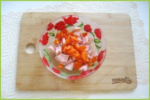 Салат с горошком, яйцами и колбасой - фото шаг 4