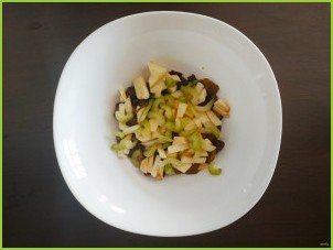 Салат с грибами и яблоками - фото шаг 3