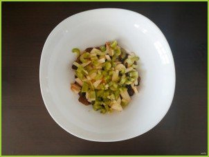 Салат с грибами и яблоками - фото шаг 4