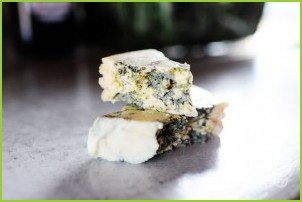 Салат с яблоком, голубым сыром и орехами - фото шаг 3