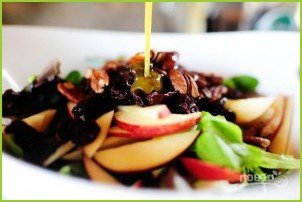 Салат с яблоком, голубым сыром и орехами - фото шаг 7