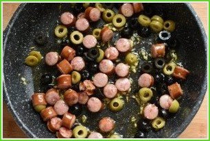 Паста с колбасками, маслинами и пряными травами - фото шаг 3