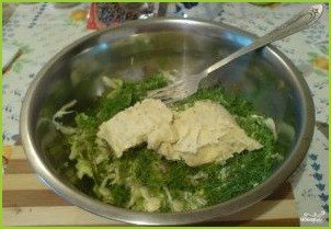 Салат с капустой и плавленым сыром - фото шаг 3