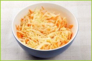 Свежий салат из капусты с морковью - фото шаг 5